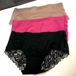 Soft, comfortable  3-pack of hipster panties nylon/spandex
